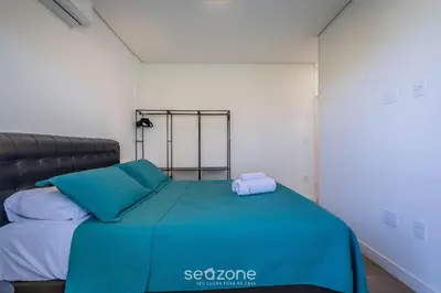 Uma cama ou camas num quarto em Apto c/ varanda e churrasq. a 250m do Mar RMP0102
