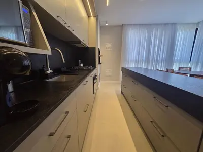 A cozinha ou kitchenette de Apê alto padrão 3 suítes com piscina e academia