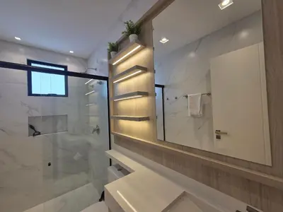 Uma casa de banho em Apê alto padrão 3 suítes com piscina e academia