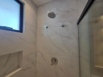 Uma casa de banho em Apê alto padrão 3 suítes com piscina e academia