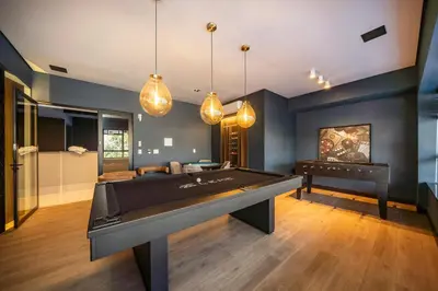 Uma mesa de bilhar em Apê alto padrão 3 suítes com piscina e academia