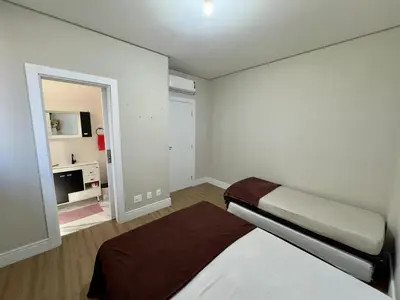 Uma cama ou camas num quarto em 2 suítes, 2 garagens proximo ao HardRock Cafe Itapema