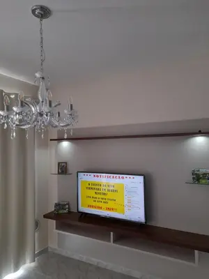 Uma televisão e/ou sistema de entretenimento em Apto em Tijucas compartilhado