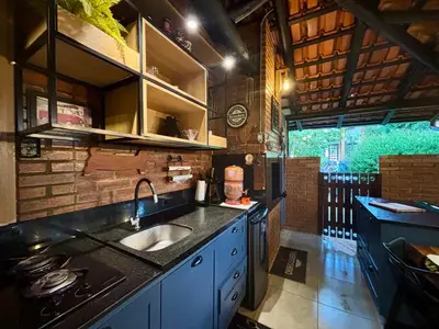 A cozinha ou kitchenette de Casa pé na areia em condomínio com piscina