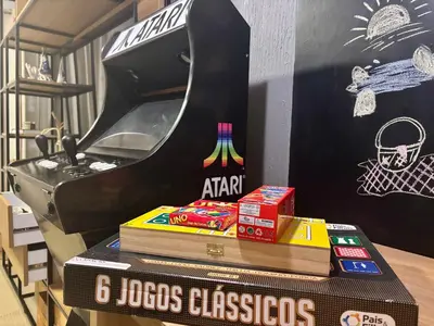 A sala de jogos em Casa pé na areia em condomínio com piscina