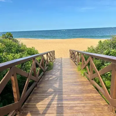 Casa pé na areia em condomínio com piscina