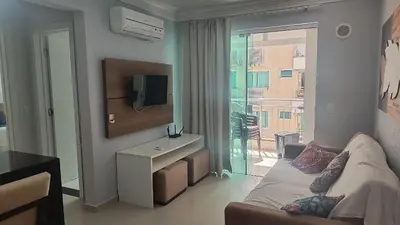 Uma televisão e/ou sistema de entretenimento em Aptos em Cond com Piscina e Academia próx da Praia - SBH