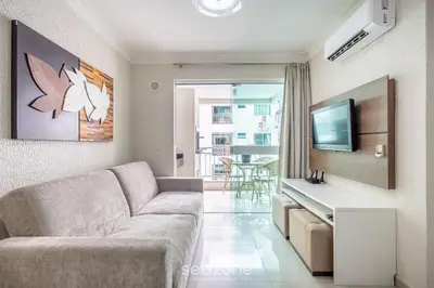 Uma televisão e/ou sistema de entretenimento em Aptos em Cond com Piscina e Academia próx da Praia - SBH