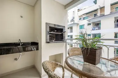 A cozinha ou kitchenette de Aptos em Cond com Piscina e Academia próx da Praia - SBH