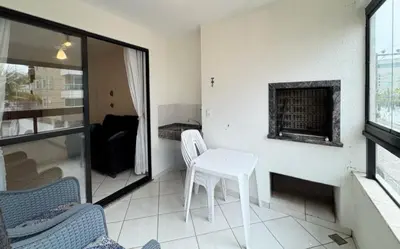 Uma área de estar em Seu Refúgio em Bombinhas Conforto e Vista do Mar