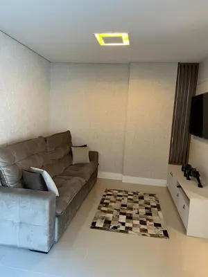 Uma televisão e/ou sistema de entretenimento em Apartamento 80 metros do mar