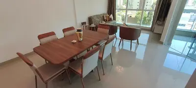 Uma área de estar em AP NOVO, central, muito bem decorado, perto praia