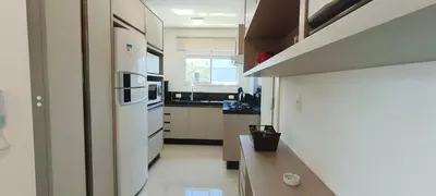 A cozinha ou kitchenette de AP NOVO, central, muito bem decorado, perto praia