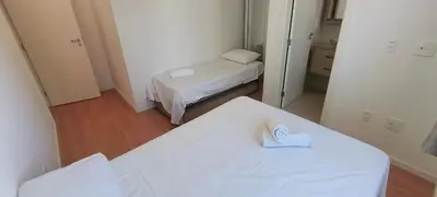 Uma cama ou camas num quarto em AP NOVO, central, muito bem decorado, perto praia