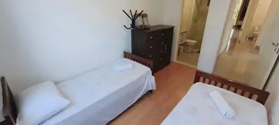 Uma cama ou camas num quarto em AP NOVO, central, muito bem decorado, perto praia