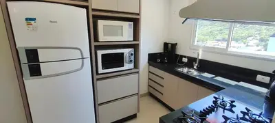 A cozinha ou kitchenette de AP NOVO, central, muito bem decorado, perto praia