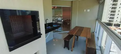 Uma televisão e/ou sistema de entretenimento em AP NOVO, central, muito bem decorado, perto praia