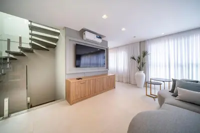 Uma televisão e/ou sistema de entretenimento em Triplex Exclusivo 3 Suítes em Bombas