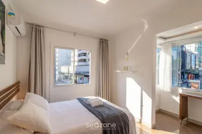 Uma cama ou camas num quarto em Apto c/ suíte a 30m do mar em Itapema CAE0103