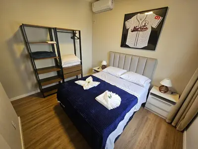 Uma cama ou camas num quarto em Lindo Apartamento Renovado na Meia Praia 100m do mar