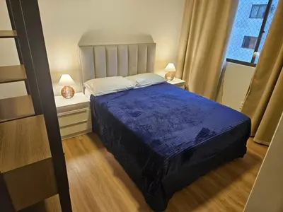 Uma cama ou camas num quarto em Lindo Apartamento Renovado na Meia Praia 100m do mar