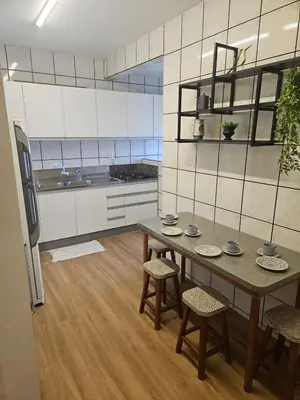 A cozinha ou kitchenette de Lindo Apartamento Renovado na Meia Praia 100m do mar