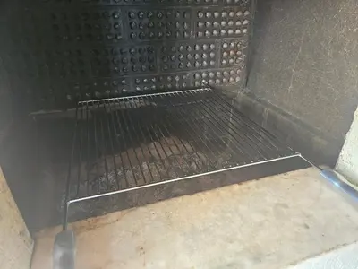As comodidades para churrasco disponíveis para os clientes deste apartamento