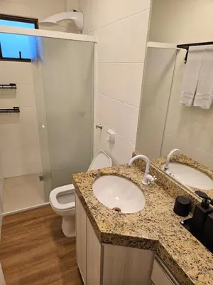 Uma casa de banho em Lindo Apartamento Renovado na Meia Praia 100m do mar