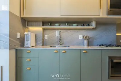 A cozinha ou kitchenette de Aptos completos com localização privilegiada a 600m da Praia de Itapema – LPRs