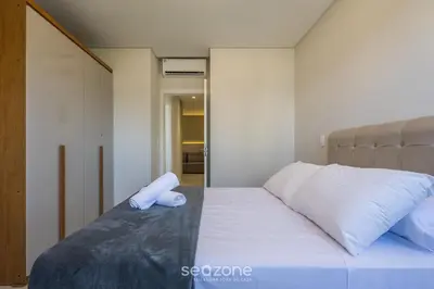 Uma cama ou camas num quarto em Aptos completos com localização privilegiada a 600m da Praia de Itapema – LPRs