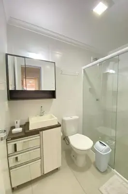 Uma casa de banho em Departamento Bombas Brasil