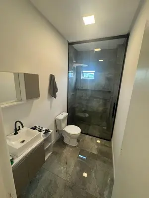 Uma casa de banho em Black House