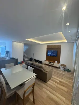 Uma televisão e/ou sistema de entretenimento em Black House