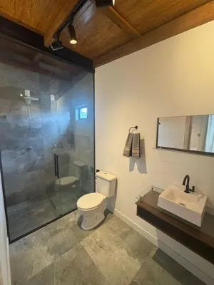 Uma casa de banho em Black House