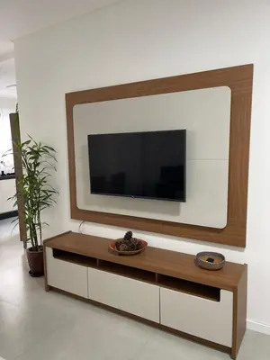 Uma televisão e/ou sistema de entretenimento em Vista mar lateral