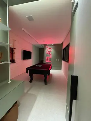 Uma televisão e/ou sistema de entretenimento em Vista mar lateral