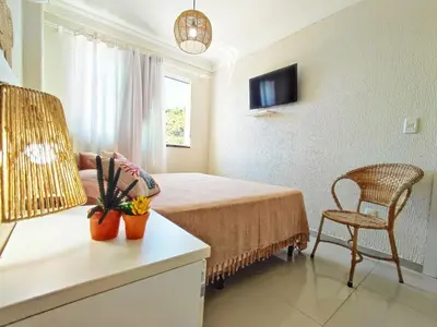 Uma televisão e/ou sistema de entretenimento em Apto ideal p Família, Piscina Térmica 350m Praia