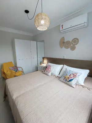 Uma cama ou camas num quarto em Apto ideal p Família, Piscina Térmica 350m Praia