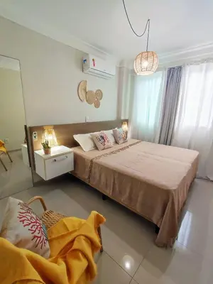 Uma cama ou camas num quarto em Apto ideal p Família, Piscina Térmica 350m Praia