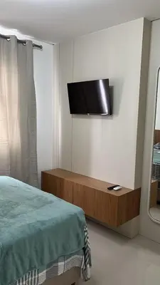 Uma televisão e/ou sistema de entretenimento em Apartment overlooking the ocean near the Central Beach