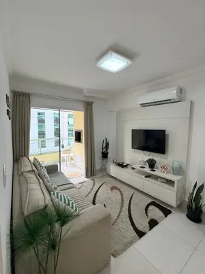 Uma televisão e/ou sistema de entretenimento em Hermoso Apartamento Meia Praia Itapema