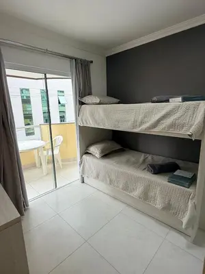 Uma cama ou camas num quarto em Hermoso Apartamento Meia Praia Itapema
