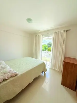 Uma cama ou camas num quarto em Bombas Apartamento