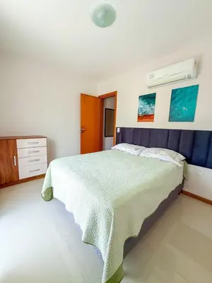 Uma cama ou camas num quarto em Bombas Apartamento