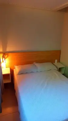 Uma cama ou camas num quarto em casa aconchegante perto da praia