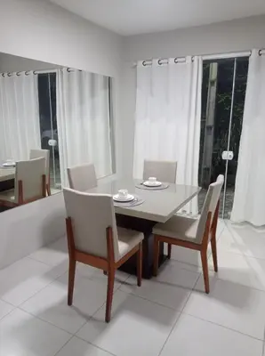Uma área de estar em casa aconchegante perto da praia