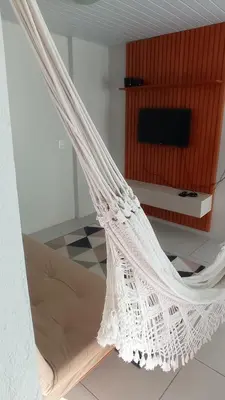 Uma televisão e/ou sistema de entretenimento em casa aconchegante perto da praia