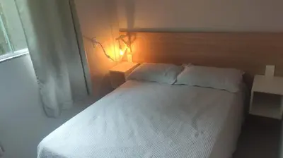 Uma cama ou camas num quarto em casa aconchegante perto da praia