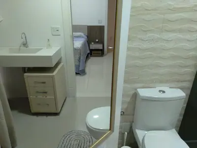 Uma casa de banho em Apartamento com excelente localização