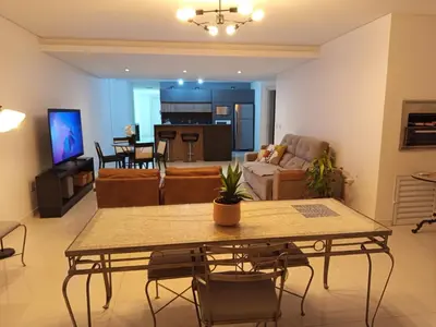 Uma televisão e/ou sistema de entretenimento em Apartamento com excelente localização